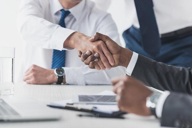 Duas pessoas revisando um contrato